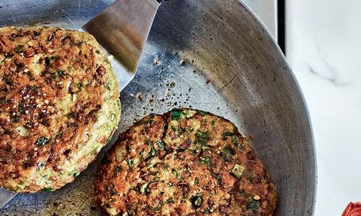Hambúrguer de grão-de-bico e espinafre é uma opção vegetariana saudável