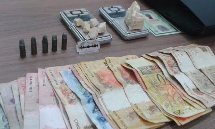 Na Vila São Sebastião traficante foi preso com crack e munições