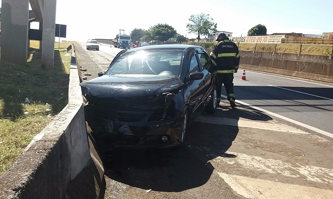 Mulher passa mal, perde o controle do carro e bate em mureta na Cândido Portinari