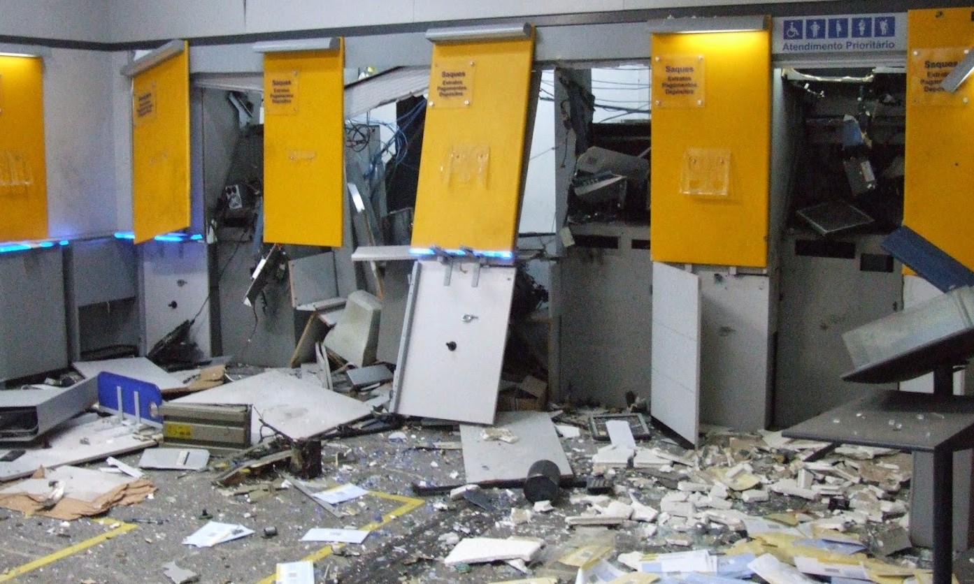 Bando com 30 homens faz reféns e explode dois bancos em Ibiúna (SP)
