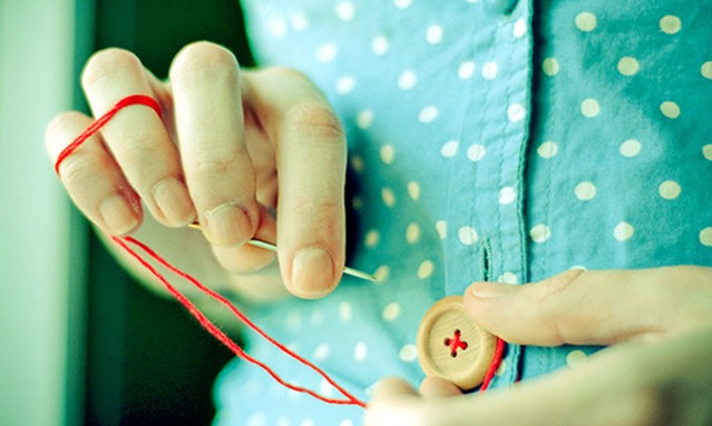 Como fazer pequenos consertos em roupas sem máquina de costura