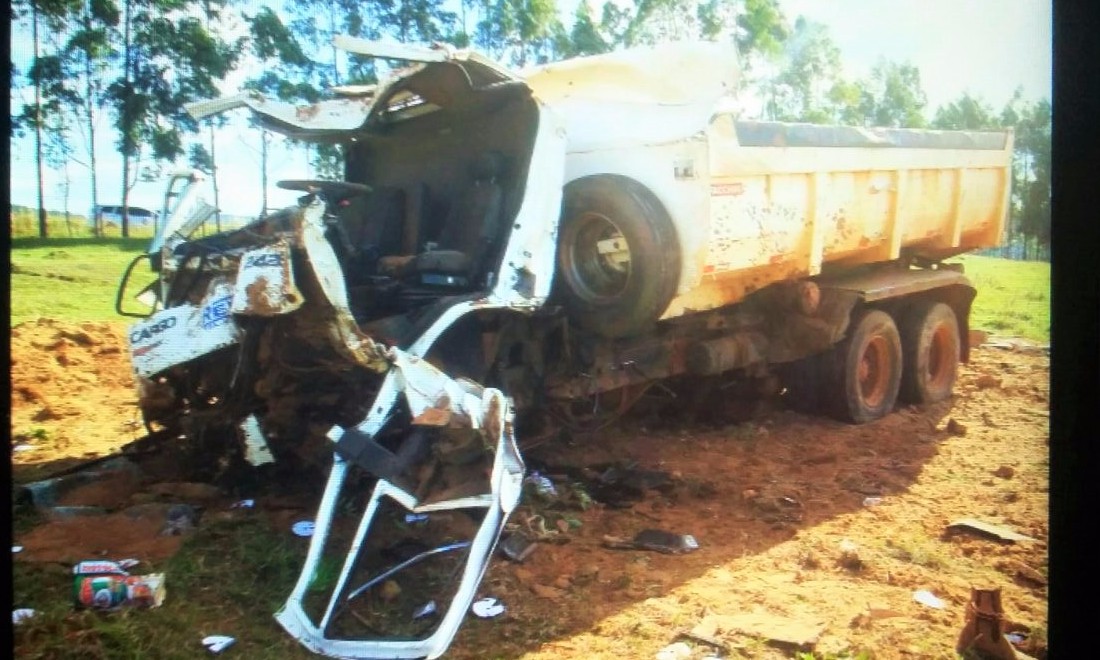 Caminhão perde os freios e motorista de 25 anos bate em árvores e barrancos
