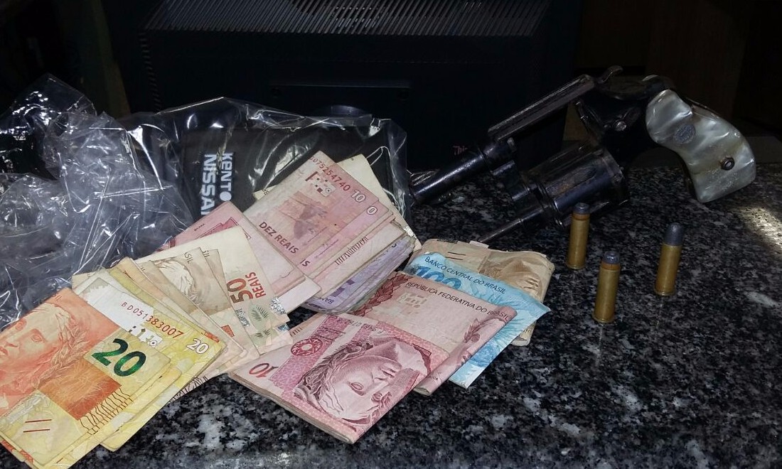 PM prende dupla com carro furtado, arma e dinheiro no Jardim Paraty