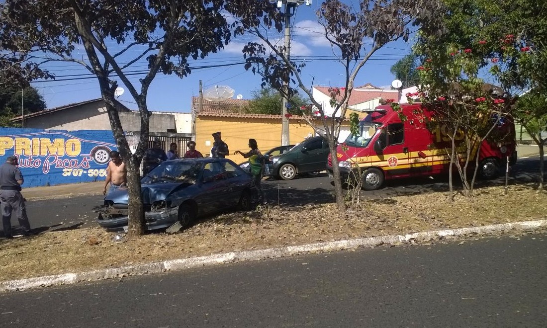 Mulheres se ferem após colisão em árvore no Jardim Noêmia