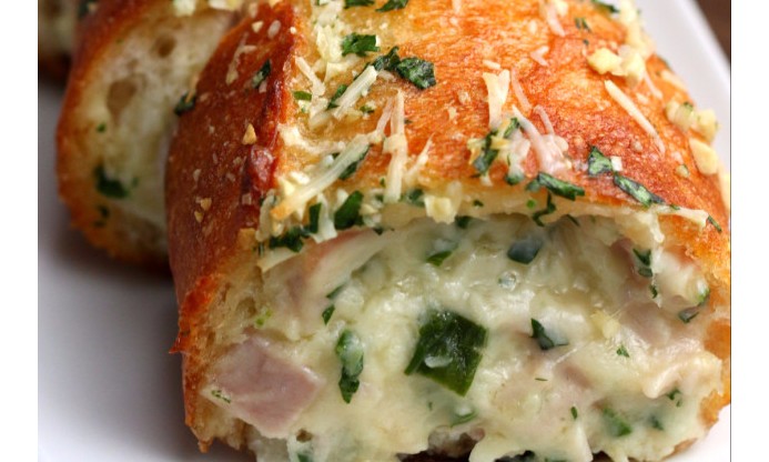 Pão de alho ficou ainda melhor: conheça a versão com presunto e queijo