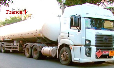Caminhão roubado com combustível foi localizado em Franca pela Polícia