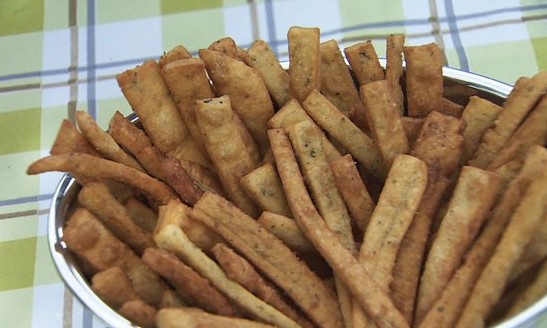 Palitinhos de cebola são ótimos para servir como aperitivo