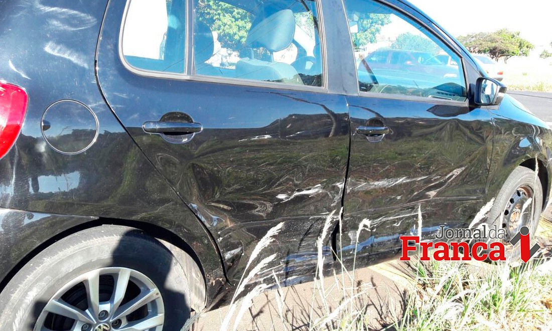 Mulher não respeita sinal de parada obrigatória e carro tomba ao ser atingido