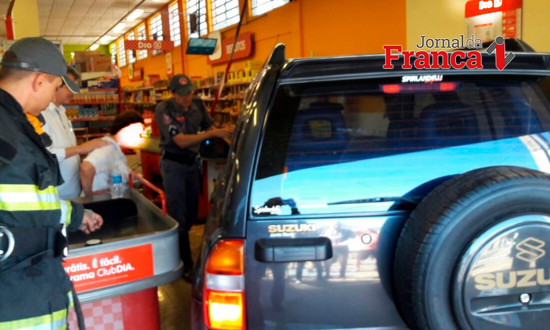 Mulher perde controle de carro, invade supermercado e atropela três pessoas