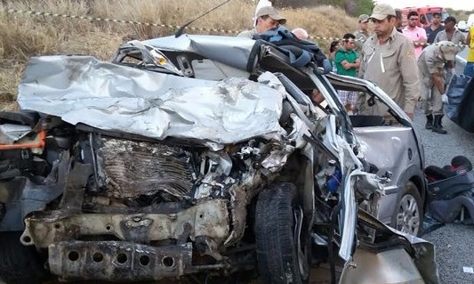 Casal e filha de 9 anos morrem após violenta colisão com outro veículo