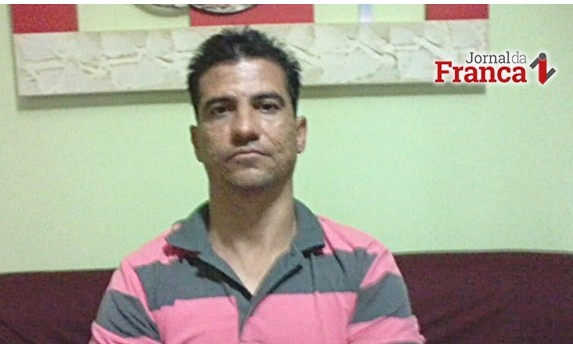 Motorista não consegue fazer curva, bate em árvore morre na Santa Casa