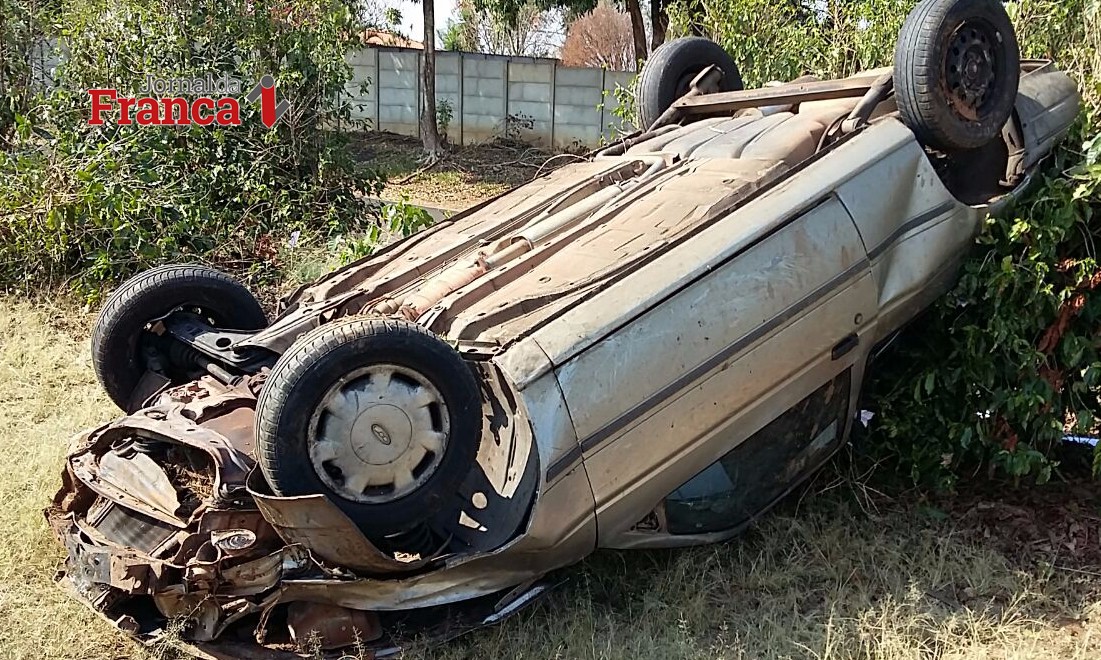 Ladrão capota carro roubado e foge em meio a plantação de café na Nelson Nogueira