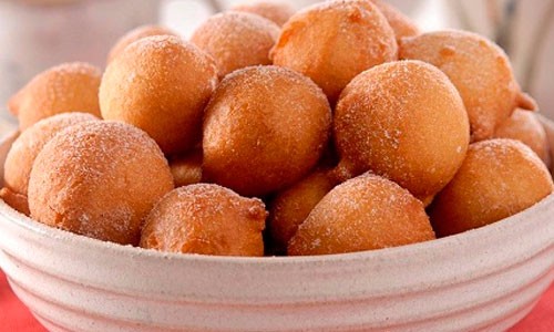 É fã de bolinho de chuva? Aprenda a fazer uma versão assada da iguaria