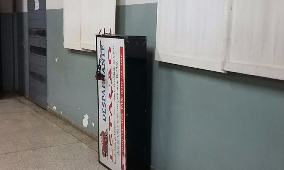 Ladrão atrapalhado derruba luminoso de empresa durante tentativa de furto