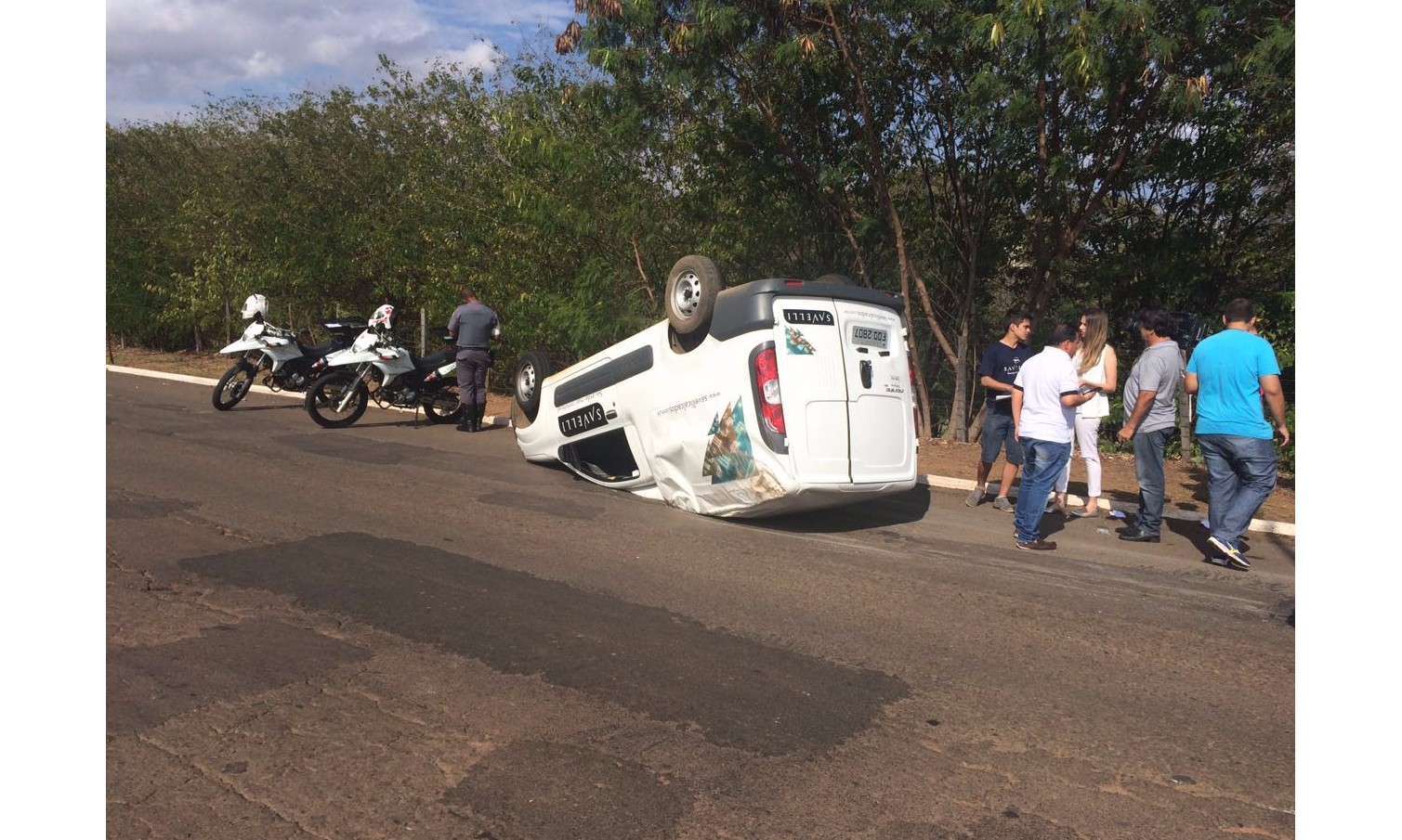 Funcionário de fábrica de calçados perde o controle e capota Fiorino no Distrito