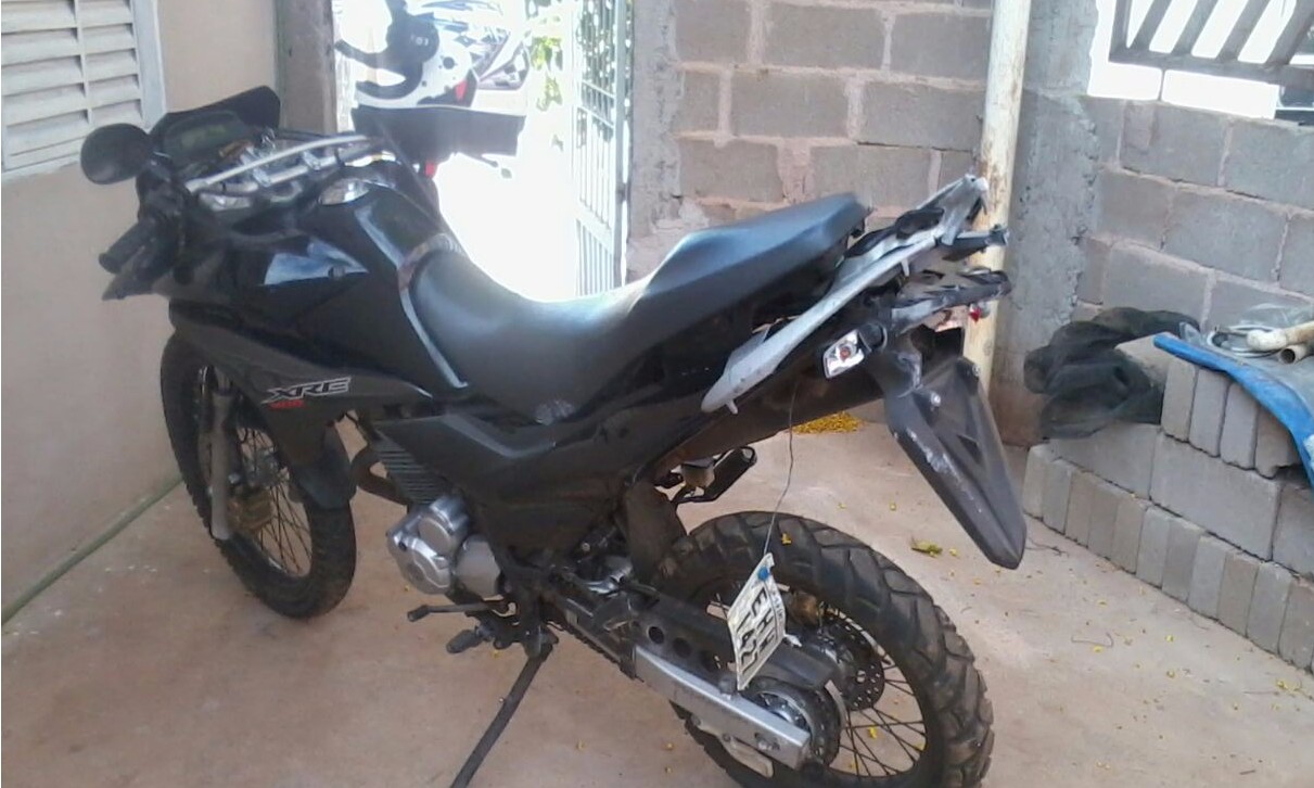 Vendedor é internado em estado grave após arrebentar moto em muro