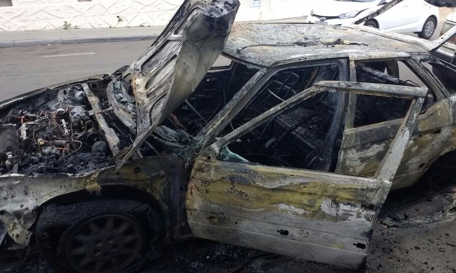 Incêndio criminoso destrói carro importado na Estação. O veículo estava parado