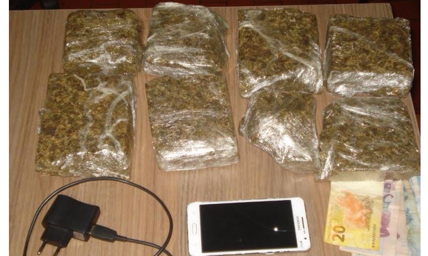 PMs prendem traficante em Guará (SP) com 8 tijolos de maconha, celular e dinheiro
