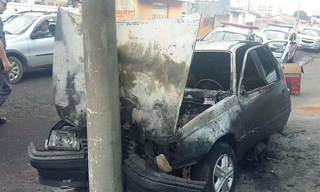 Carro pega fogo após colisão em poste de iluminação na Vila Formosa