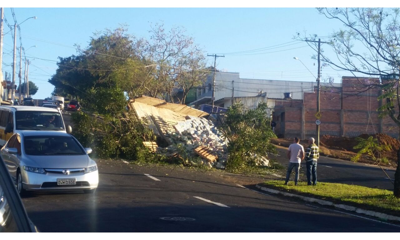Motorista perde o controle e caminhão carregado com cimento tomba em Avenida