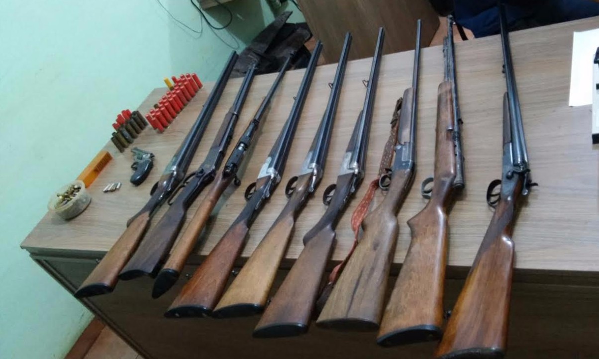 Após denuncias, Polícia Militar prende comerciante com armas e munições