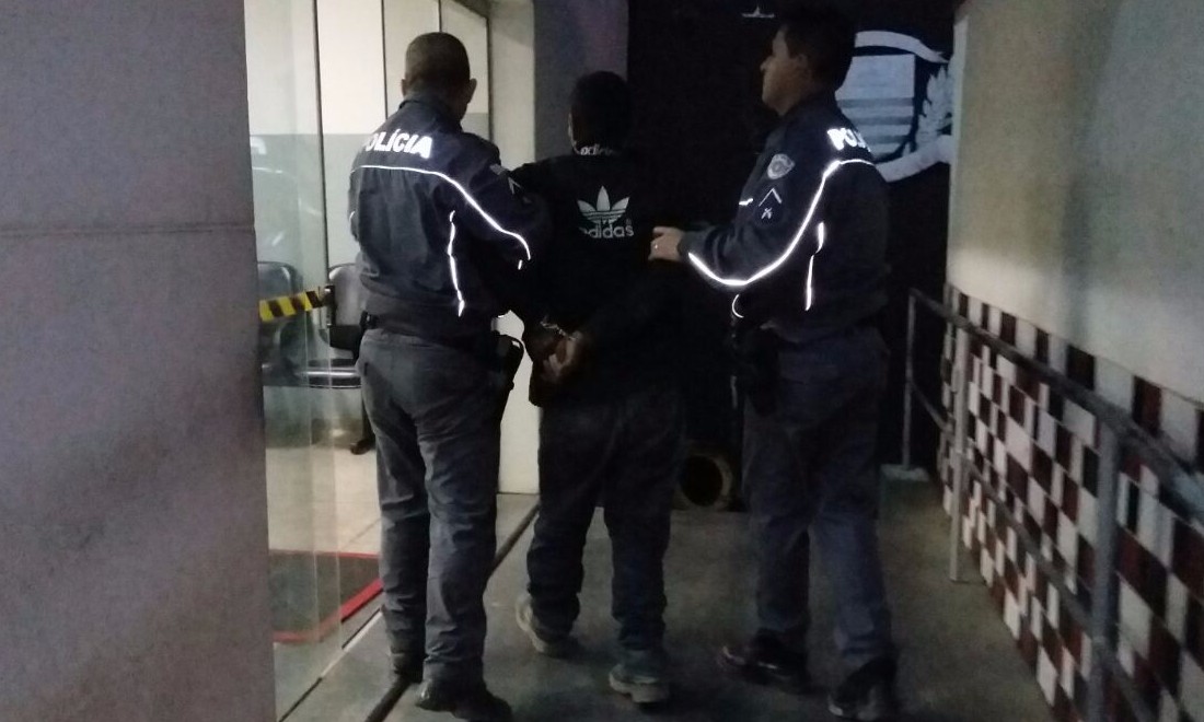 Ladrão quebra o pé ao pular do telhado de um comércio para fugir da Polícia Militar