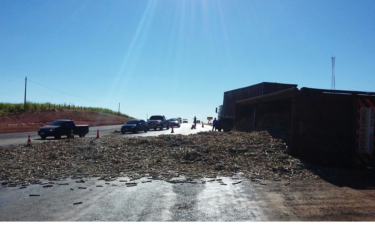 Carreta carregada com cana de açucar tomba na Portinari e interdita trânsito