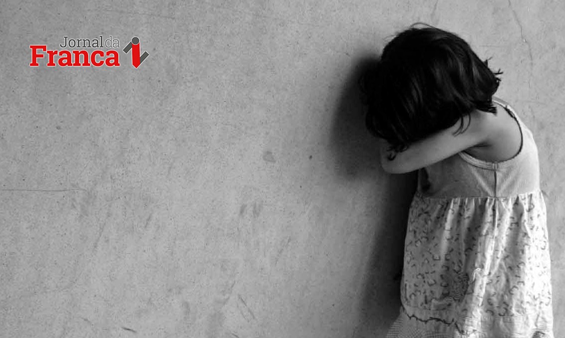 Dona de casa é acusada de espancar diariamente a filha de apenas 5 anos