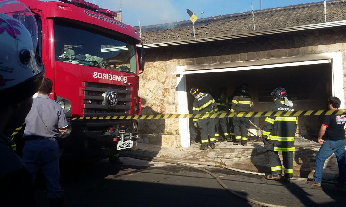 Incêndio em residência no Jardim Paulistano agora à pouco mobilizou bombeiros
