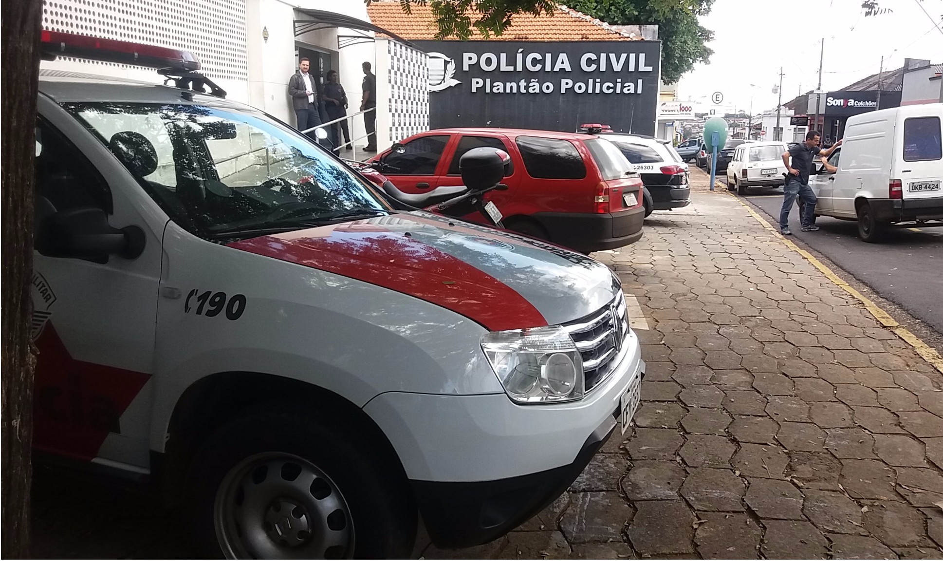 Briga em escola por causa de namorado termina com duas adolescentes feridas
