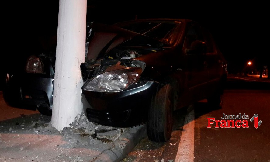 Motorista arrebenta carro em poste durante a madrugada em Franca