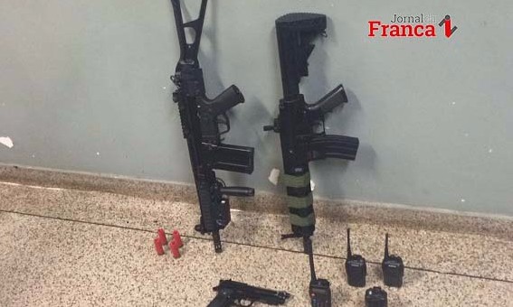 Homem é detido pela PM com réplicas de fuzis e pistola 9mm no Primavera