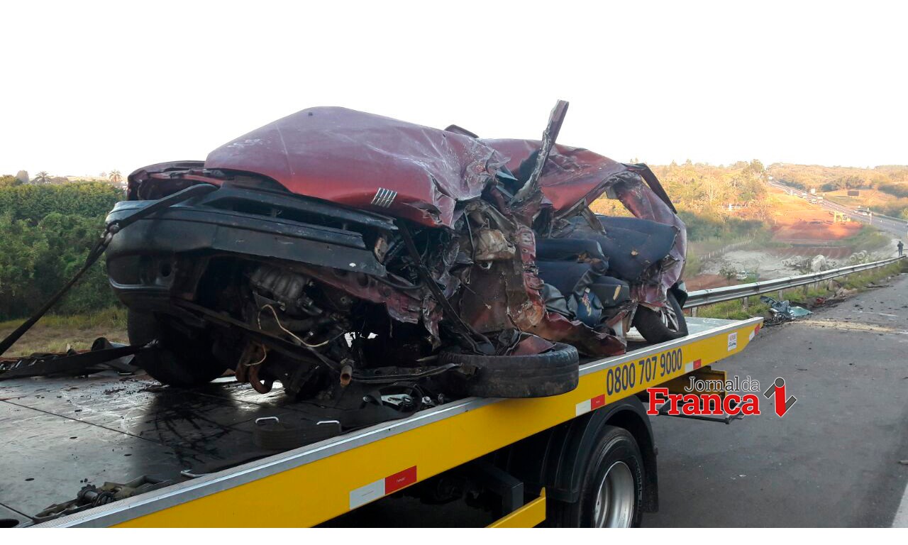 Motorista morre ao bater carro de frente com carreta na Rodovia Ronan Rocha