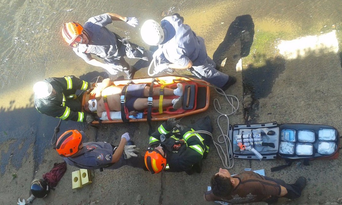 Motoqueiro despenca em córrego após bater em mureta na Hélio Palermo