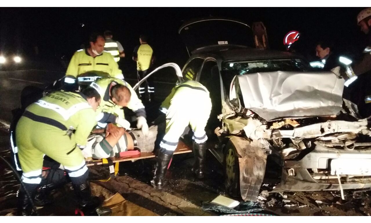 Médico francano arrebenta carro na traseira de caminhão na Cândido Portinari