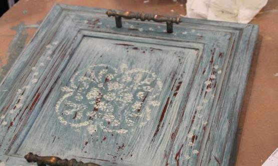 Confira como transformar uma porta antiga de armário em bandeja