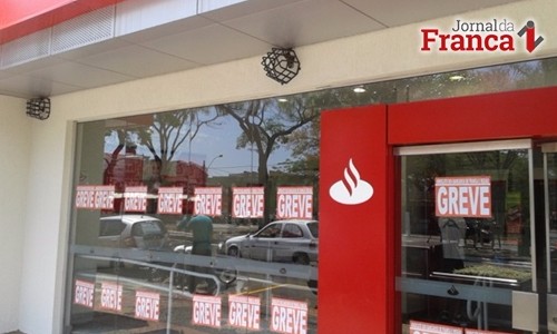 Sindicato dos Bancários diz que greve segue. Banco Santander arranca cartazes