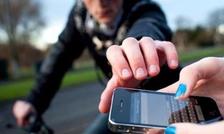 Criminoso armado ameaça matar vítima e rouba telefone celular no Redentor