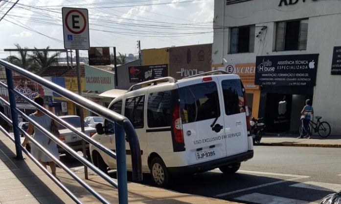 Carro da Justiça Federal é flagrado estacionado em vaga destinada à cadeirante