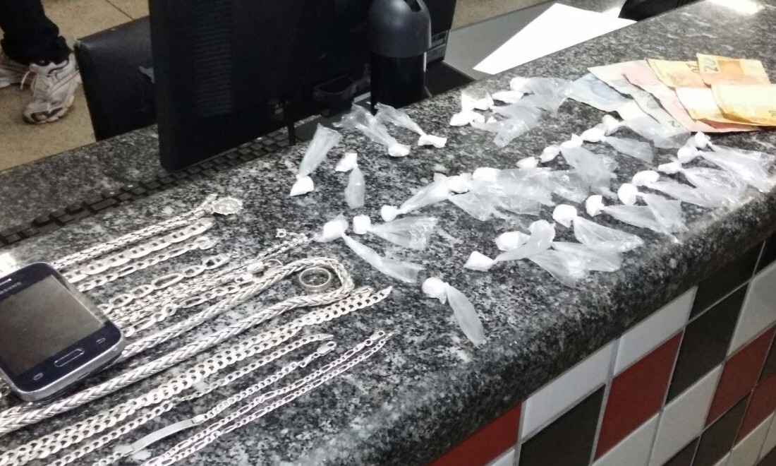 Jovem é preso no Aeroporto com o bolso cheio de papelotes de cocaína