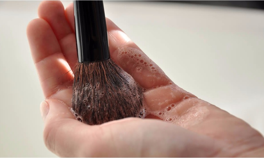 Veja como limpar pincéis de maneira natural com apenas dois ingredientes