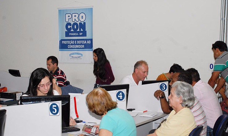 Procon vai à Justiça para bancos garantirem serviços durante a greve