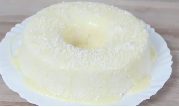 Conheça o bolo gelado de coco com tapioca que não vai ao forno