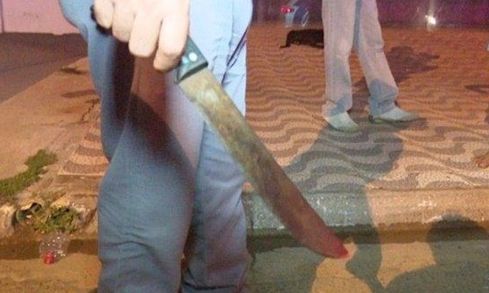 Tapeceiro desfere golpe de facão contra a esposa após briga no Sta Maria do Carmo