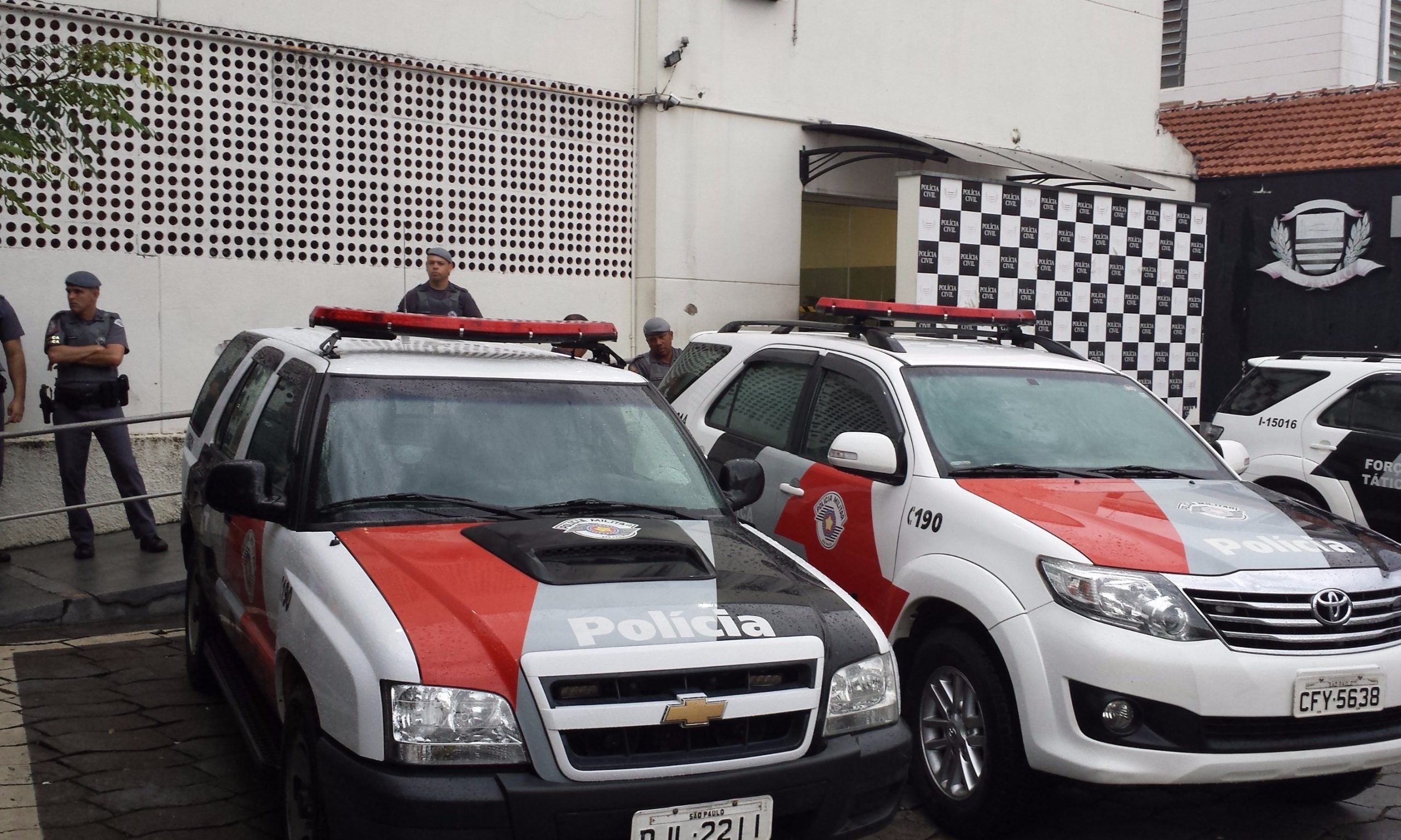 Atendente é rendido e tem arma apontada para a cabeça durante assalto