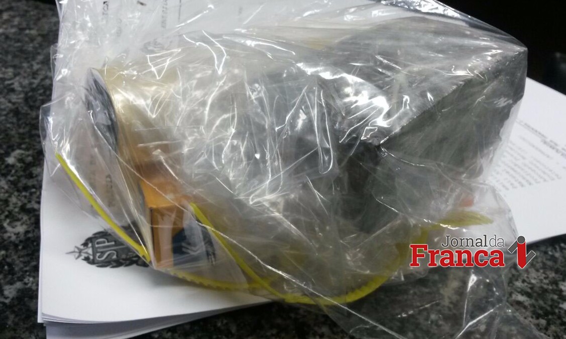 Mãe de traficante preso pela Dise acha mais droga em casa e entrega à Polícia