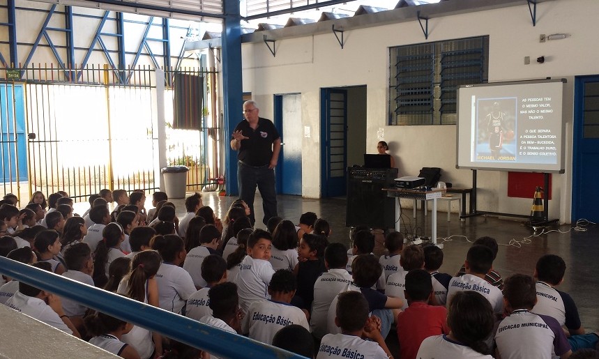 Lula Ferreira realiza palestra em escola EMEB Profª. Ana Rosa de Lima Barbosa