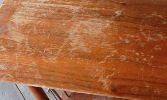 Aprenda como recuperar mesa de madeira com superfície riscada