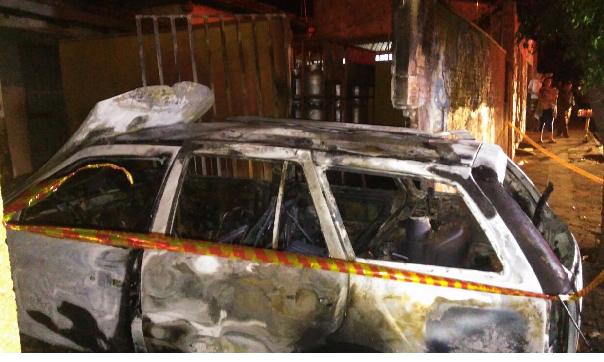Jovem perde o controle, carro explode e quase atinge depósito de gás