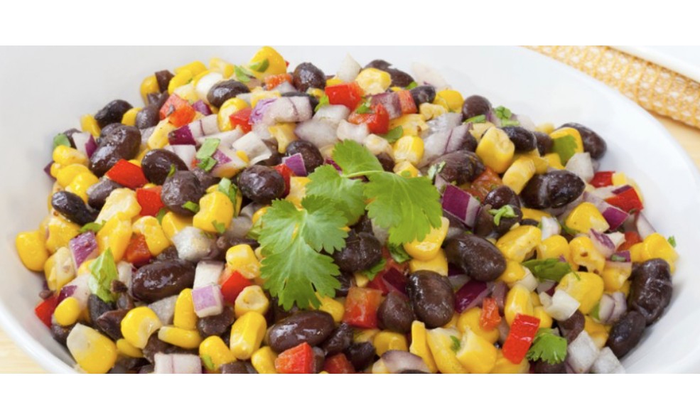 Salada de feijão preto e milho para inovar no cardápio